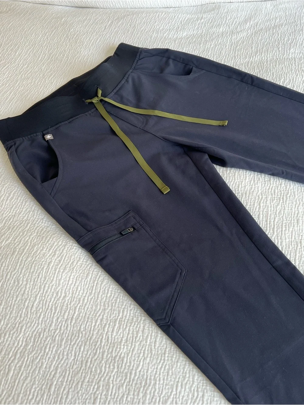 NWT FIGS Quiet Navy Scrub Set XS Top / S Zamora Jogger Pants - Picture 3 of 15
